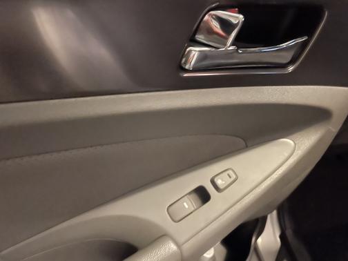 Photo 3 of 9 of 2012 Hyundai Sonata Hybrid Base